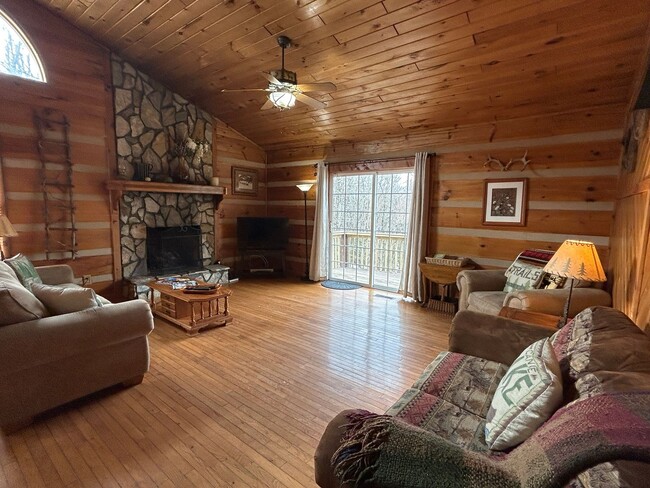 Building Photo - Spacious Log Home, Close to Campus, and wi...