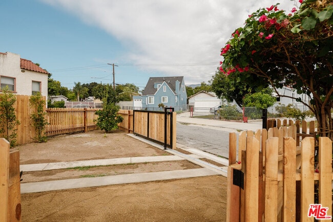 Building Photo - 784 Elmira St