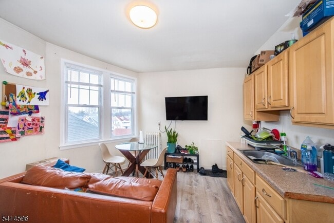 Building Photo - 245 Lakeview Ave