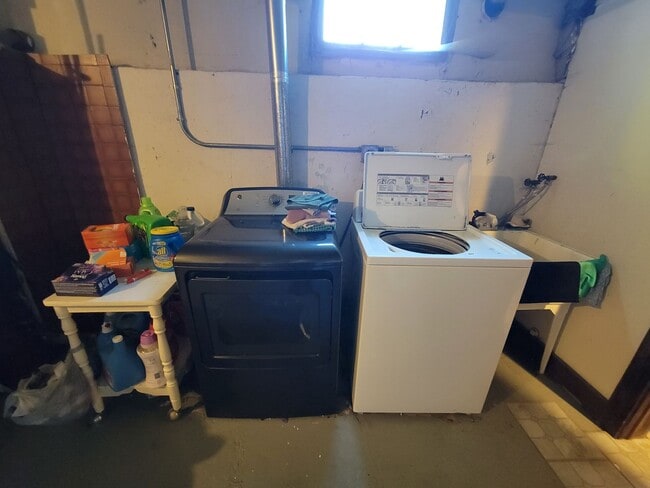 Building Photo - AVAILABLE JUNE - 6 Bed, 2 Bath Home Close to Campus!