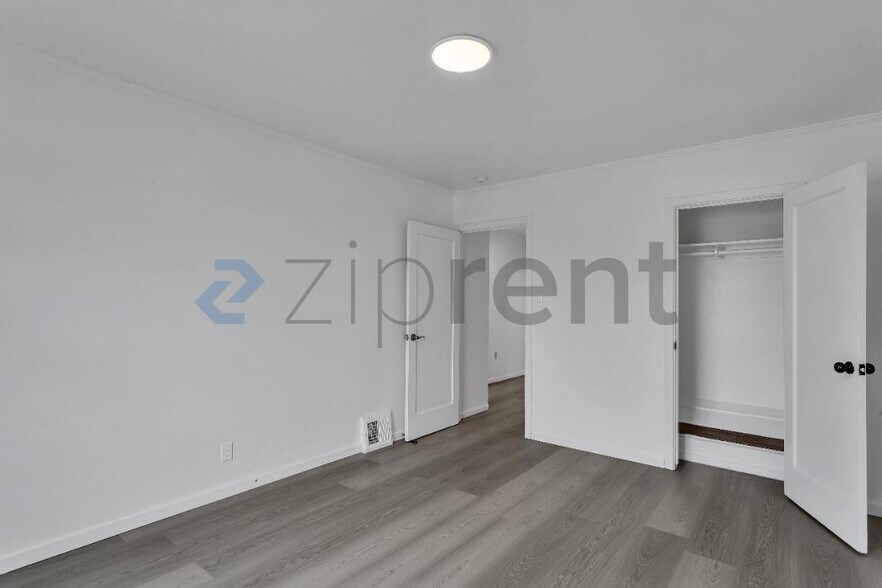 Building Photo - Unit