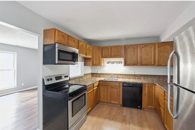 Building Photo - 1100 E 6th St