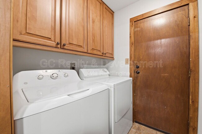 Building Photo - 938 Canterbury Dr