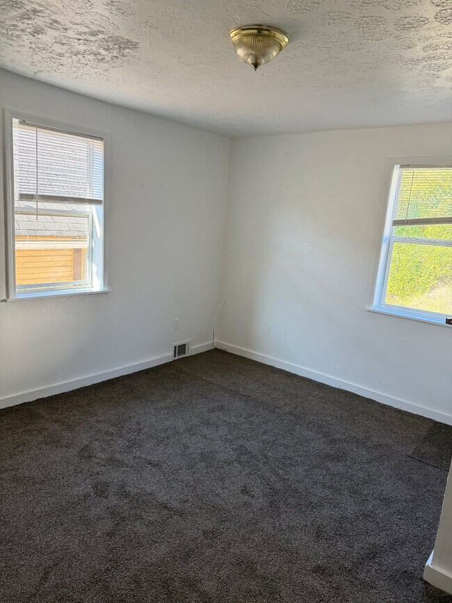 Building Photo - 730 Middle Ave