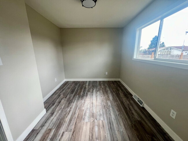 Building Photo - 5002 Maple Way