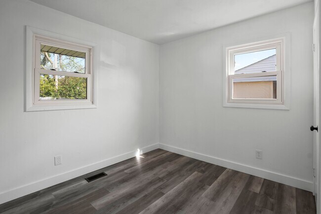 Building Photo - 2474 Thornton Dr