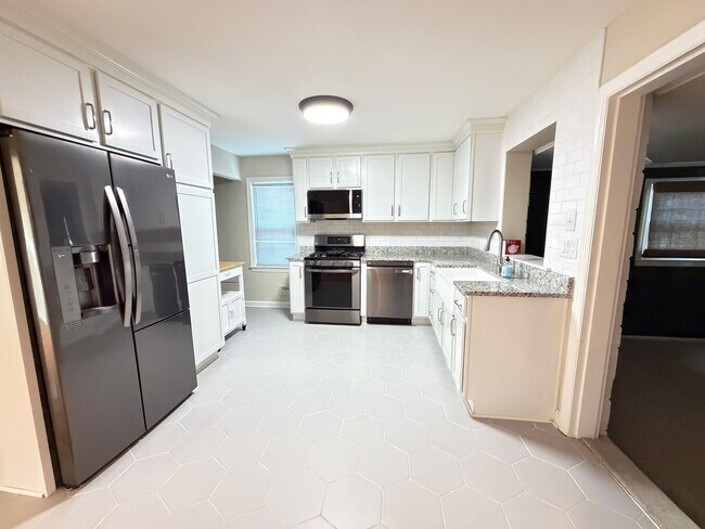 Building Photo - The 3 Bedroom In St. Matthews You've Been Looking For!