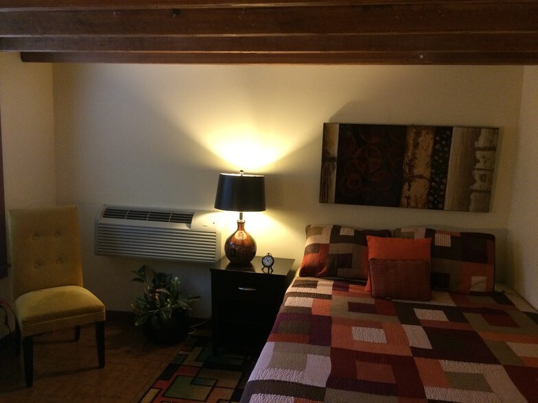 DOWNSTAIRS BDRM, QUEEN - 400 Millaudon St