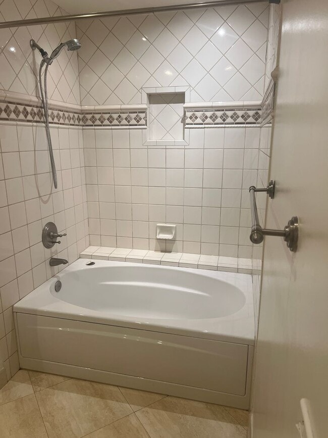 Building Photo - Huge 2 bed 2 bath condo.  2 balconies peek a boo ocean views