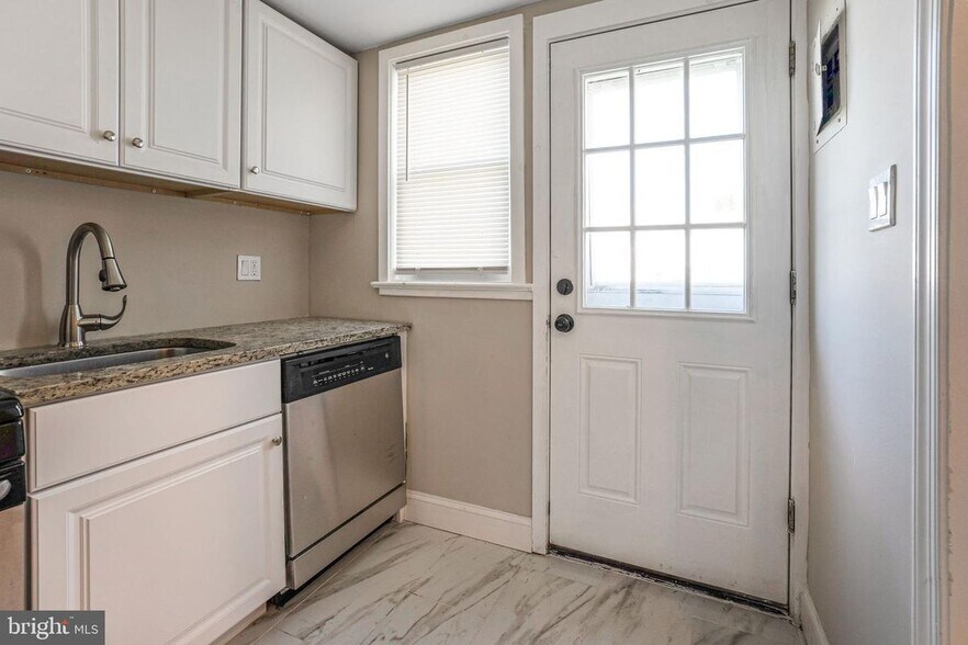 Building Photo - 3815 28th Ave