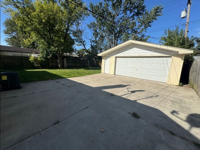 Building Photo - Roseville Three bedroom is a must see!!