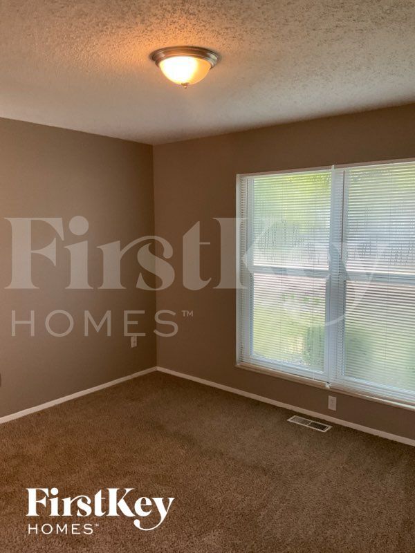 Building Photo - 6219 Silver Fox Dr