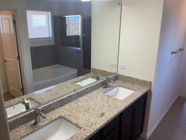 Building Photo - 904 Crown Ct NE