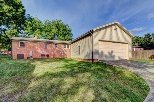 Building Photo - 1409 Delview Rd
