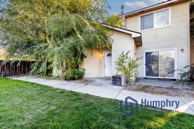 Building Photo - Nampa Fourplex, 2Bd/2Bth/CP, 930Sqft, near Karcher mall off Caldwell Blvd in Nampa