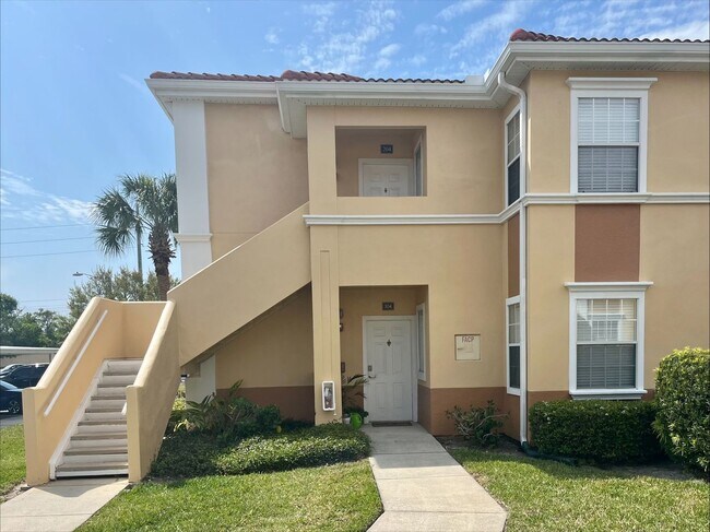 Building Photo - Spacious 2/2 unit becoming available now f...