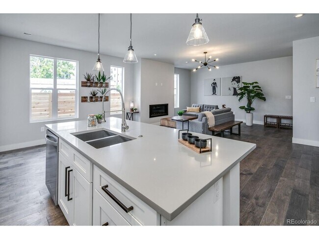 Building Photo - ONE MONTH FREE - Modern 3BR Townhome in Denver