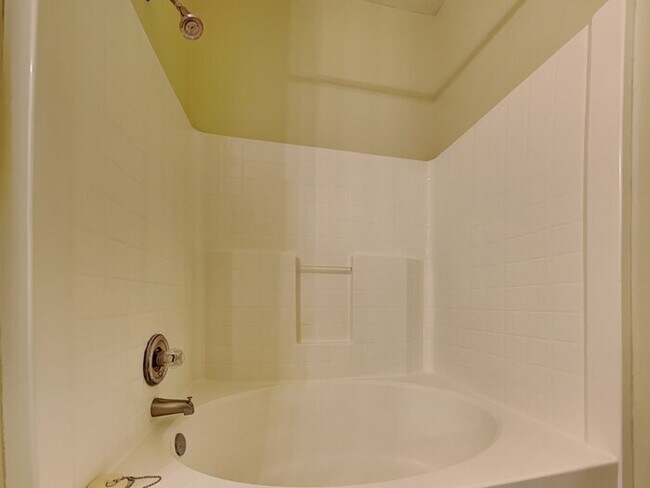 Building Photo - 3 bed 2 bath in Avon with privacy fence an...