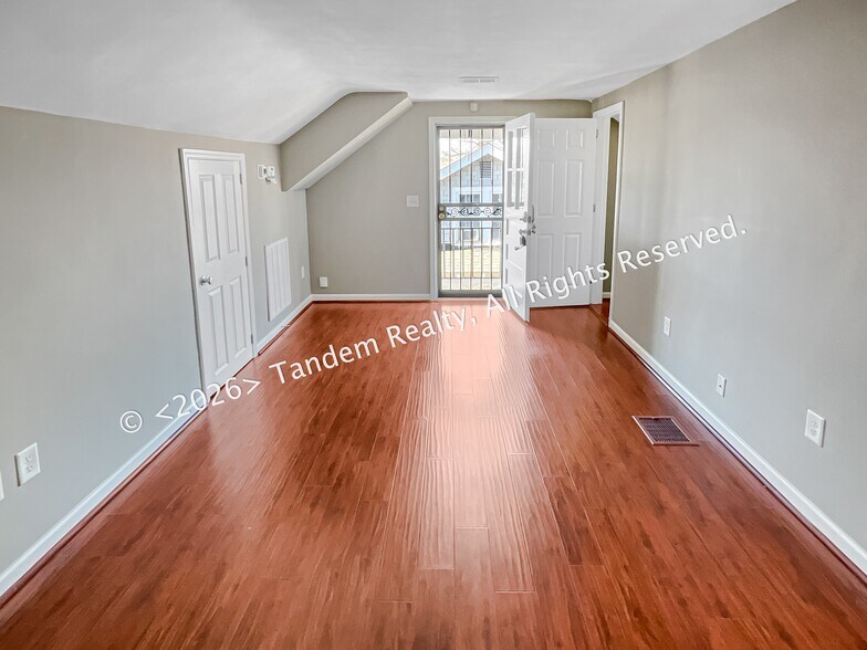 Building Photo - 2228 Ashwood Ave