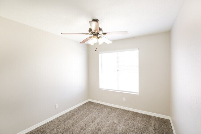 Building Photo - 1419 N Rowen