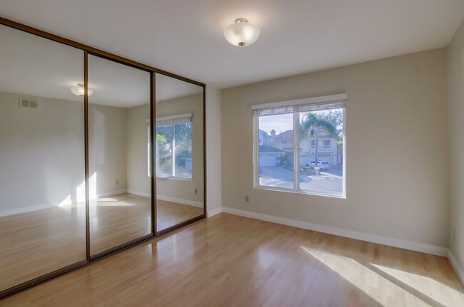 Building Photo - *$250 MOVE-IN DISCOUNT* Light and Bright B...