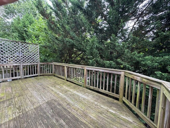Building Photo - Gorgeous 3 Bed 3 Bath End Unit Brick Townh...