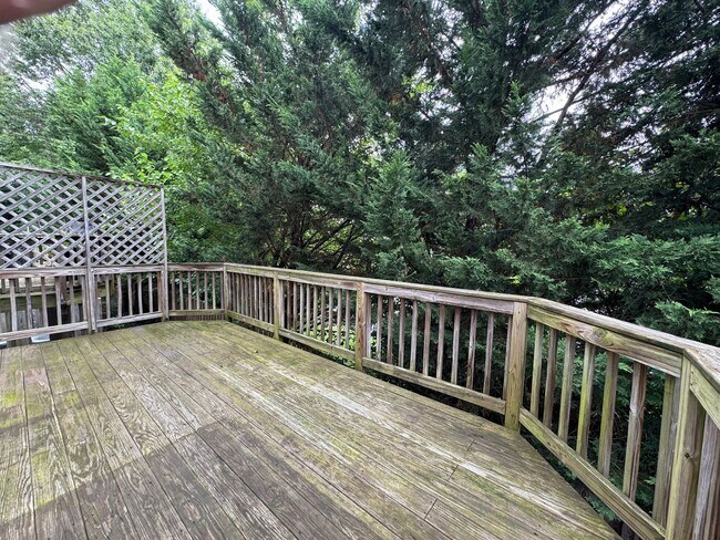 Building Photo - Gorgeous 4 Bed 3 Bath End Unit Brick Townh...