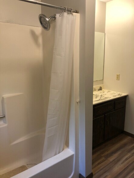 Building Photo - 323 Allan Ave