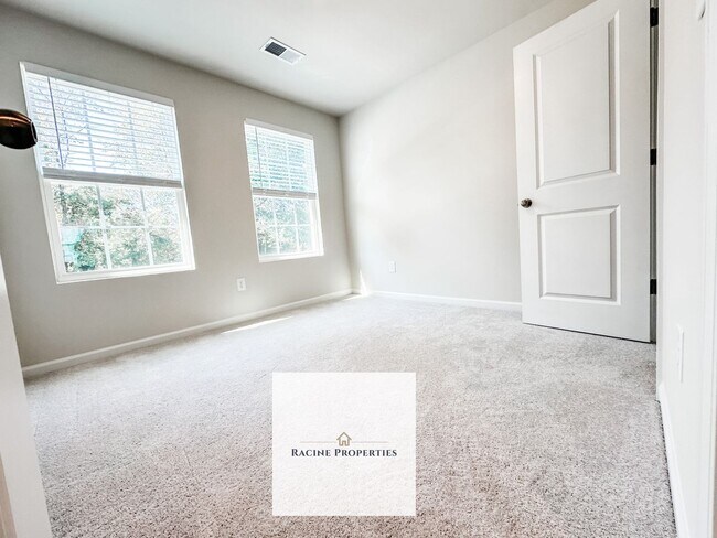 Building Photo - Beautiful new townhome available in Travelers Rest