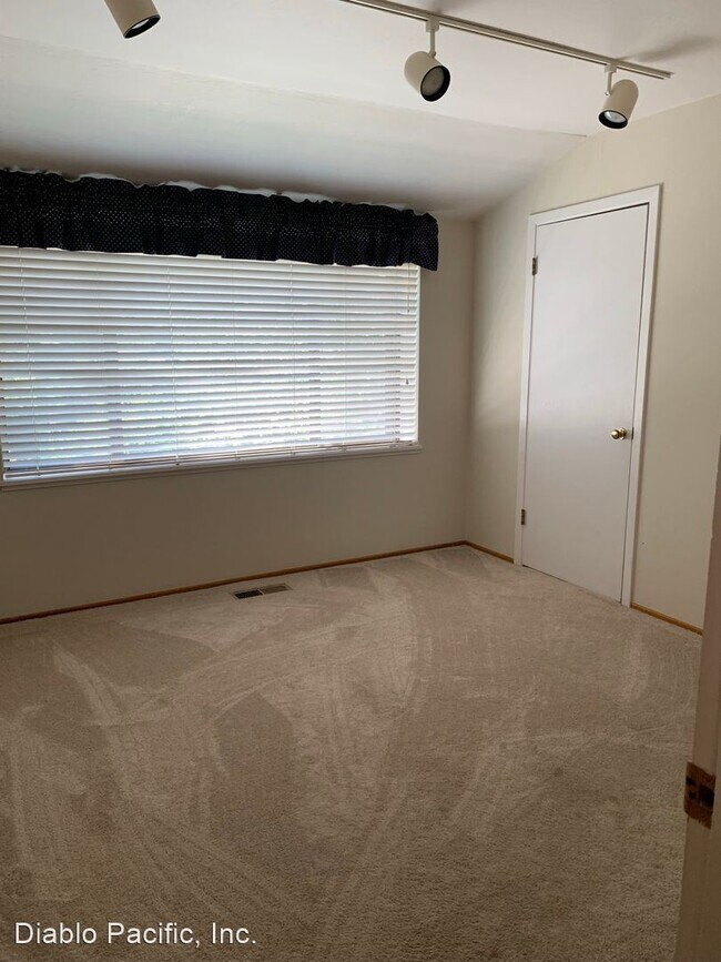 Building Photo - 4 br, 2 bath House - 155 Hall Drive