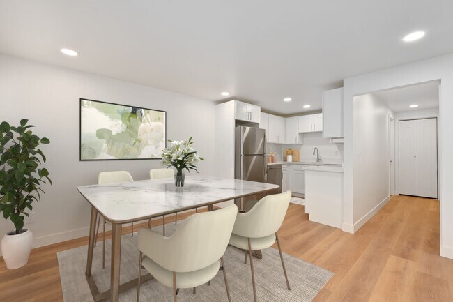 Building Photo - Greenlake Remodel - 1 Bed / 1 Bath, In Unit Washer / Dryer