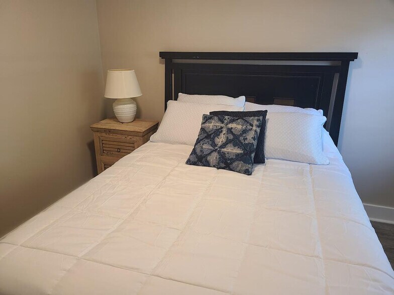 Building Photo - 20 Hawkes St