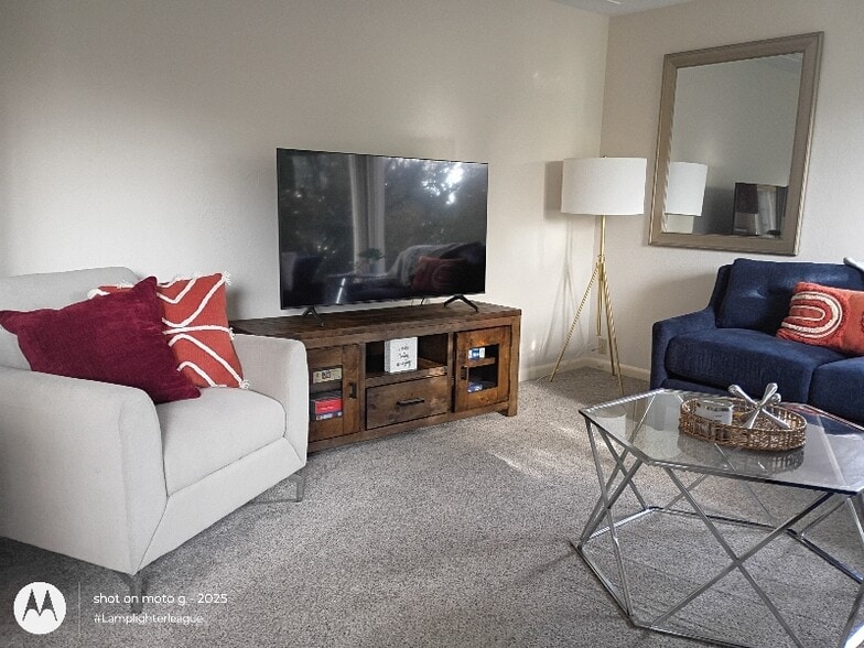 Building Photo - 868 Charles Ave S