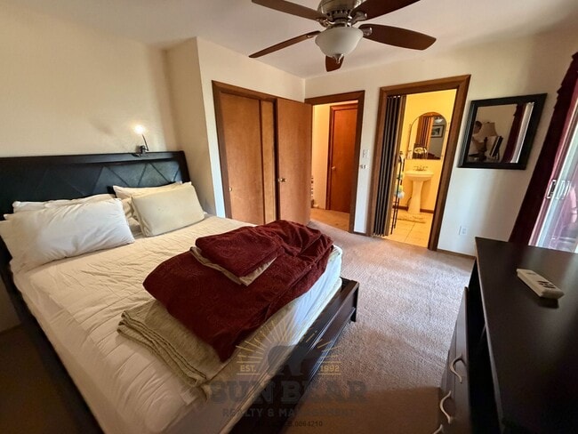 Building Photo - 2 Bedroom Duplex in Tyrolia! Summer pool!