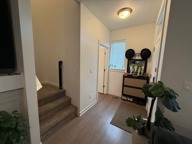 Building Photo - Beautiful 3 Bed/2.5 Bath Townhome - NE Bend