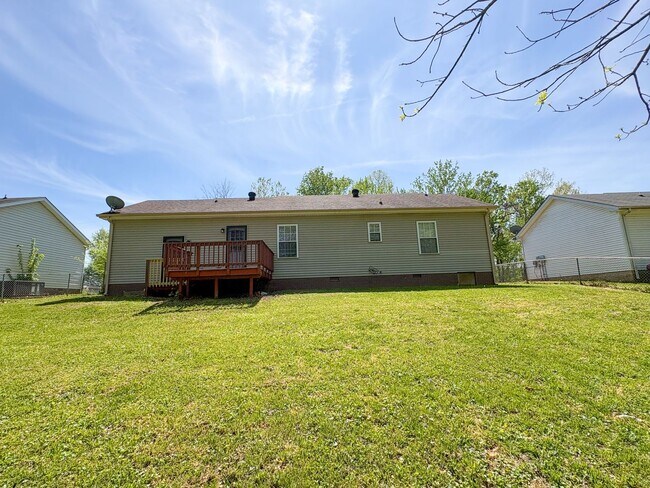 Building Photo - 3 Bedroom 2 Bathroom Home