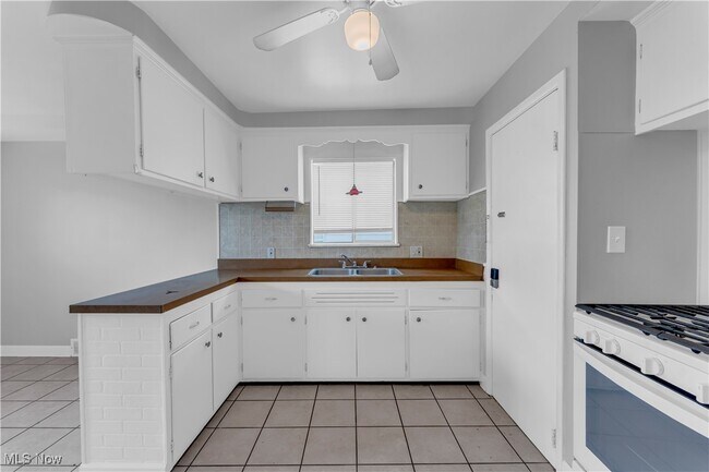 Building Photo - 10725 Vernon Ave