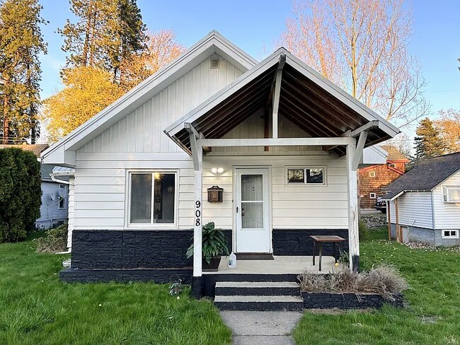 Building Photo - A st.