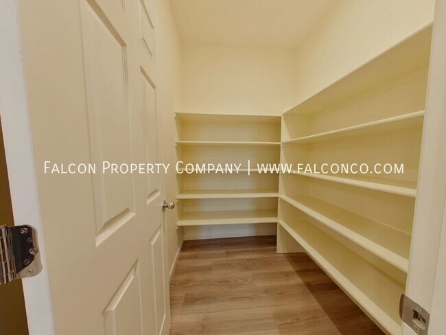 Building Photo - Extraordinary Townhome in Victory Ridge! -...