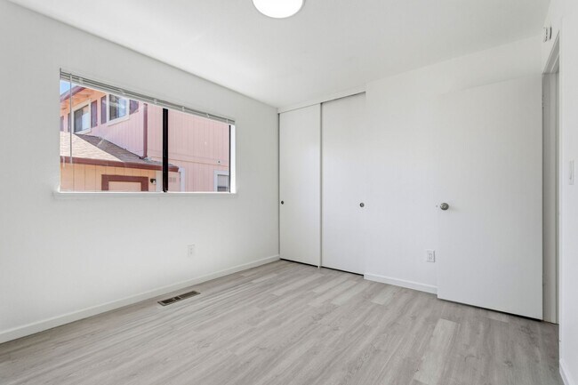 Building Photo - 800 Locust Dr
