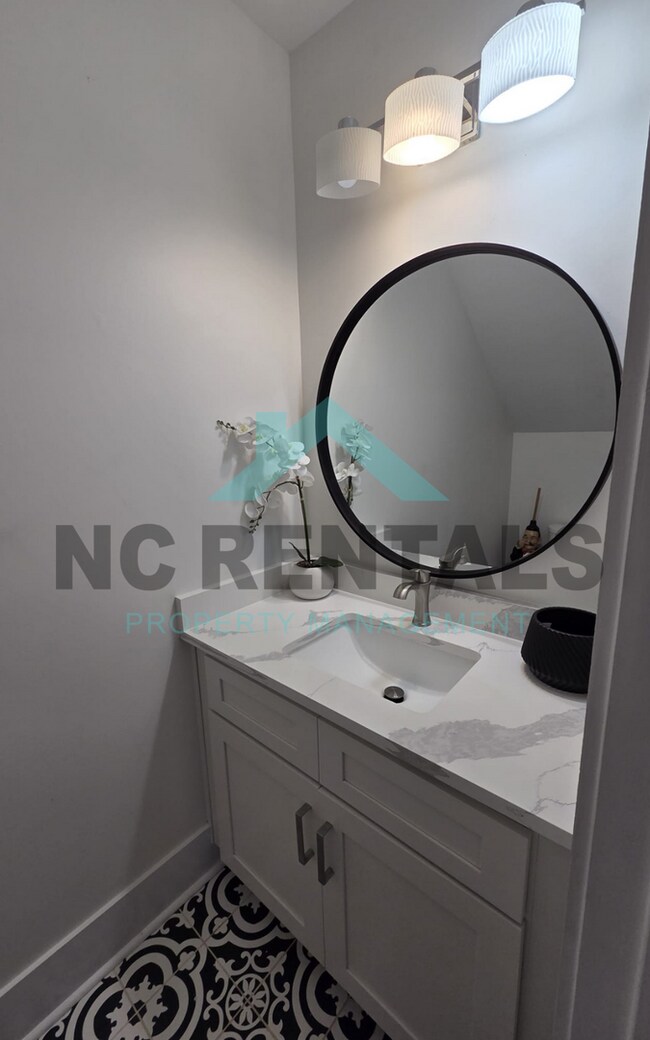 Building Photo - 1501 E Jones St