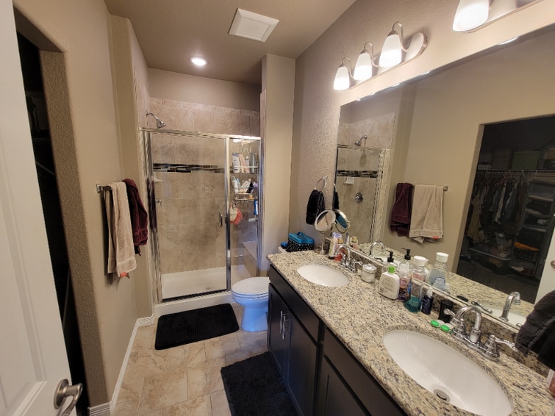 Building Photo - 2431 Crown View Dr