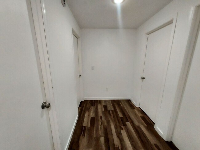 Building Photo - 4 bedroom 2.75 bath, Huge Fenced Yard with Landscaping Included!!