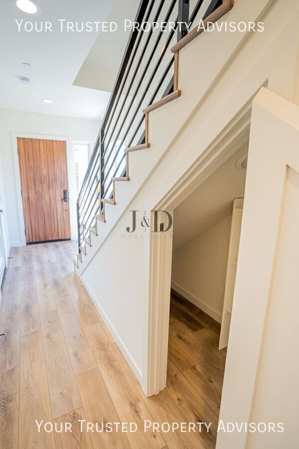 Building Photo - 1371 N Vulcan Ave