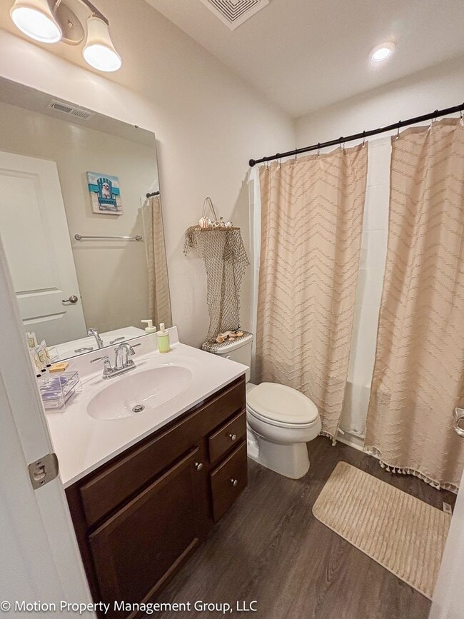 Building Photo - Fully Furnished Townhome!