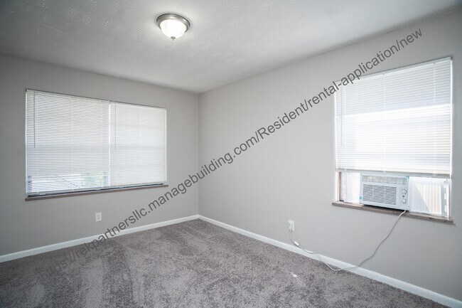 Building Photo - 2525 Lakeview Ave