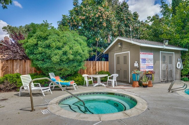 Building Photo - Large 3 Bed 2.5 Bath Townhome walking dist...