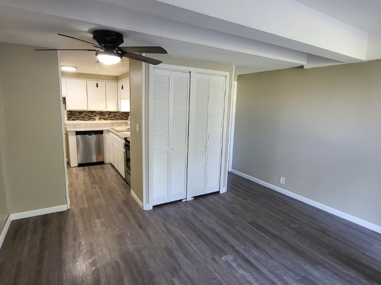 Building Photo - 734 N Country Acres Ave