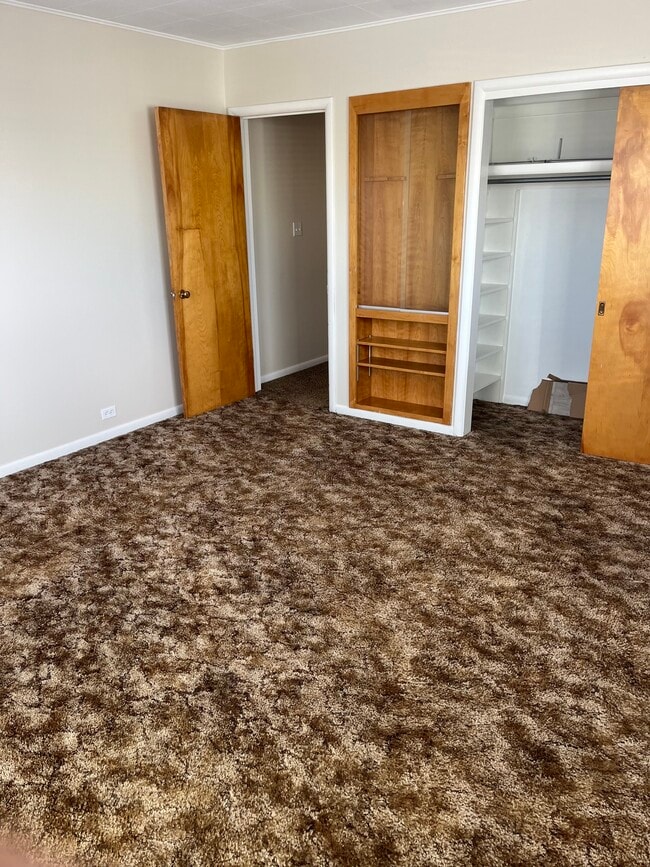 Building Photo - 725 Sand Creek Rd