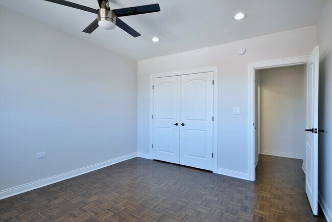 Building Photo - 1301 W Touhy Ave